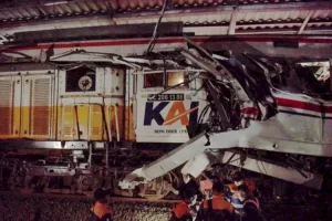 KRONOLOGI KECELAKAAN KERETA API DI STASIUN BEKASI TIMUR