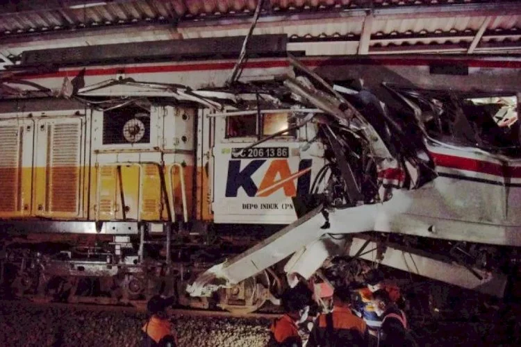 KRONOLOGI KECELAKAAN KERETA API DI STASIUN BEKASI TIMUR